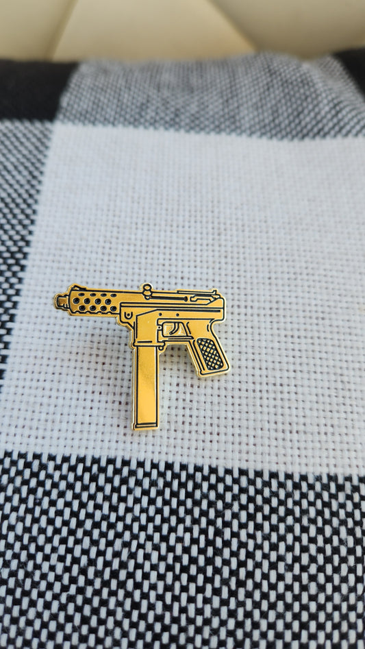 Assault rifle hat pin