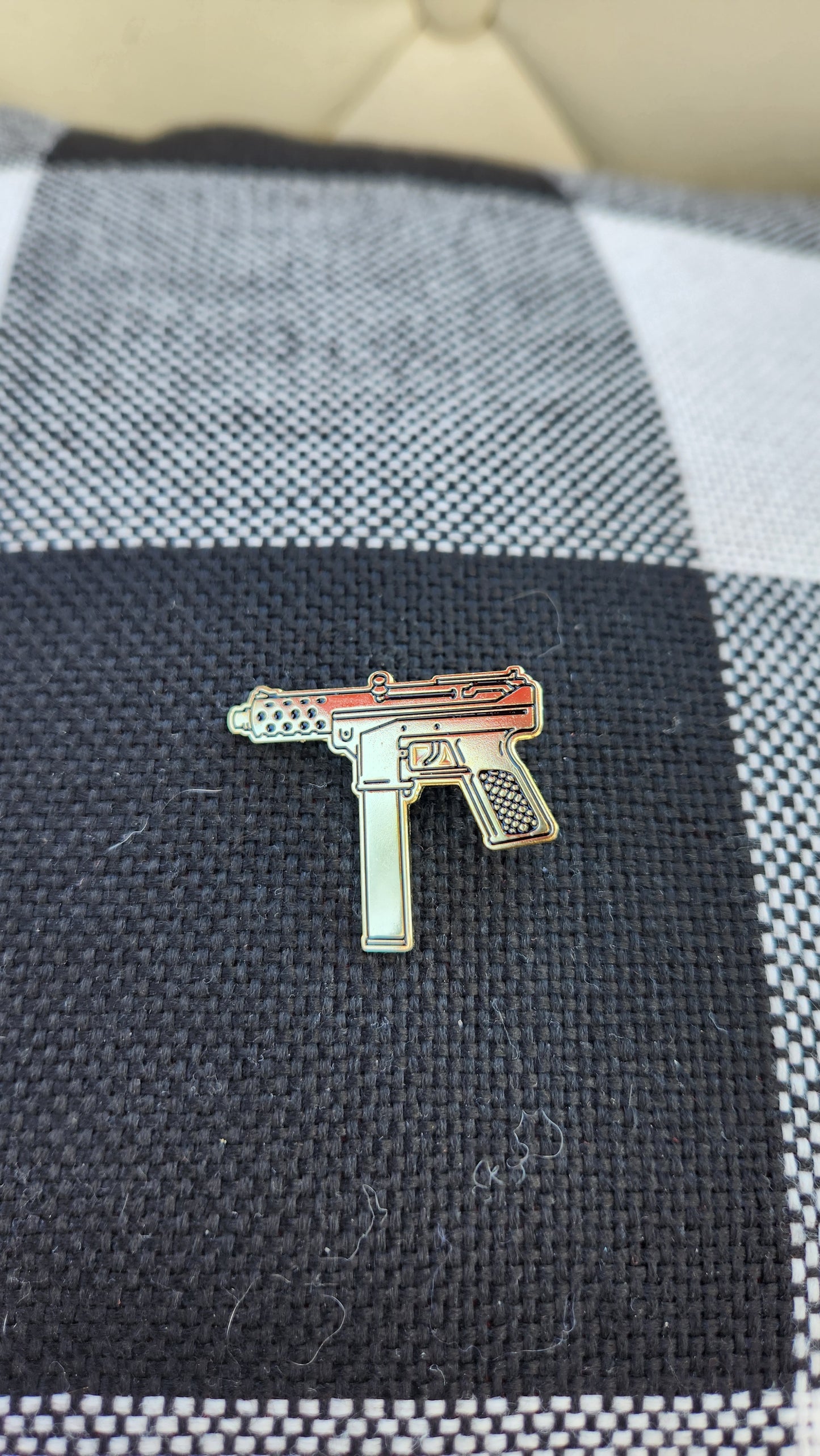 Assault rifle hat pin